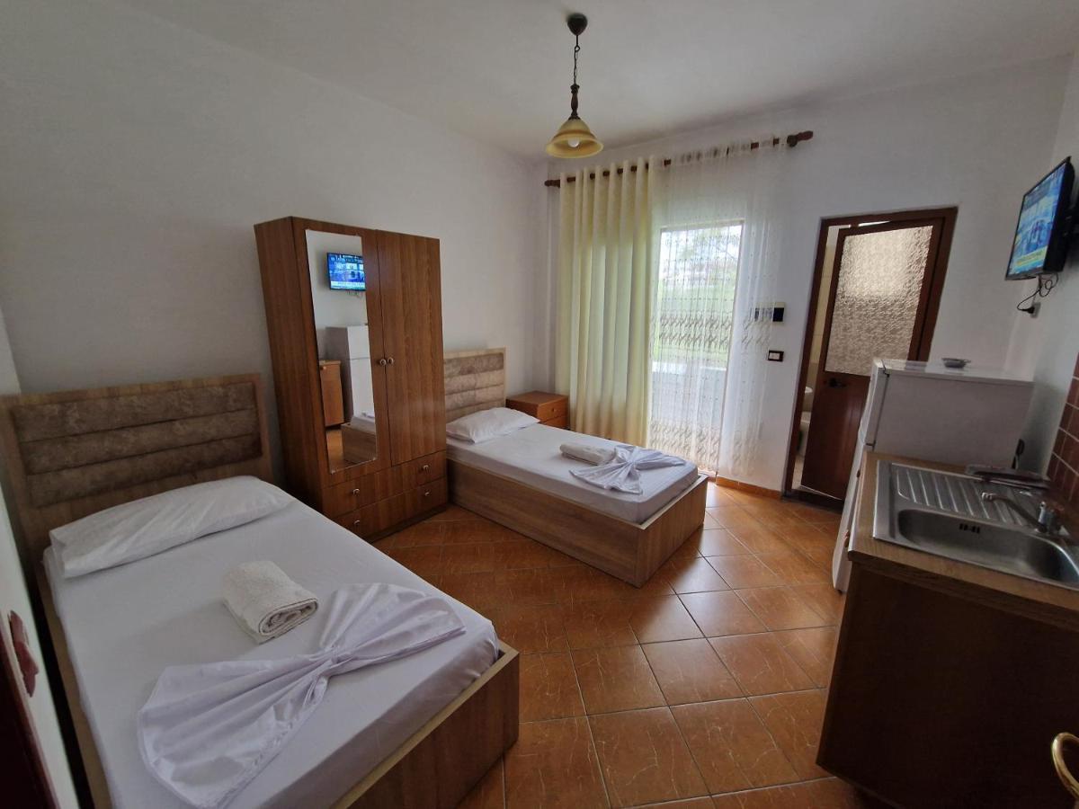 Guest House "Pisha" Durres Exterior photo