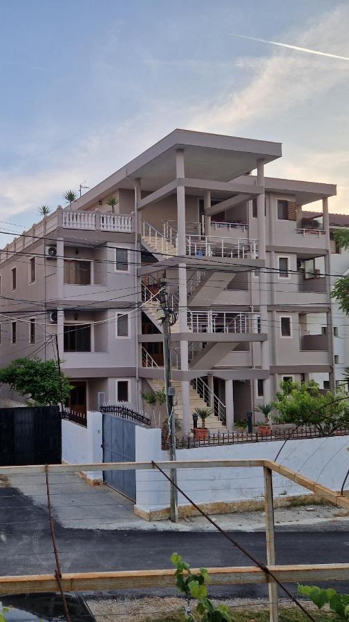 Guest House "Pisha" Durres Exterior photo